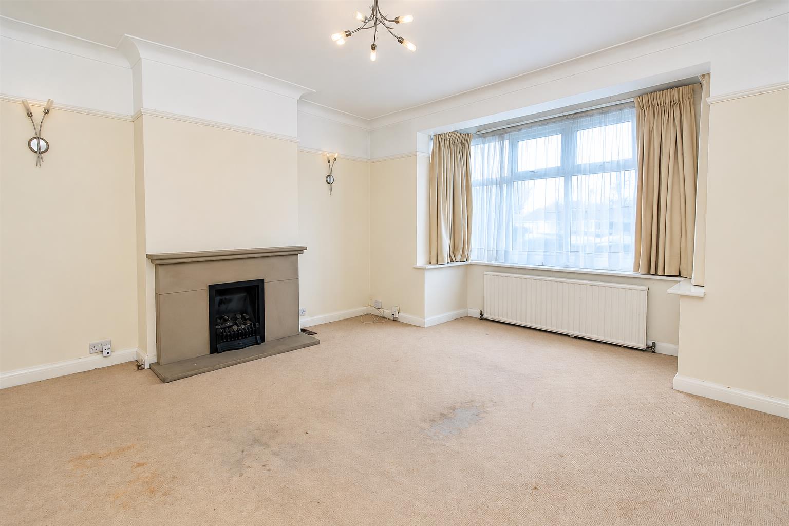 4 bed property in Redford Avenue, Wallington